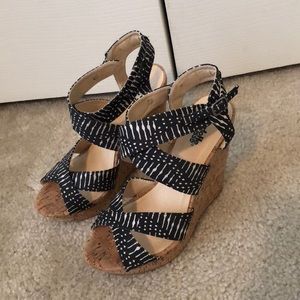 Size 7 Black and White wedges🎀